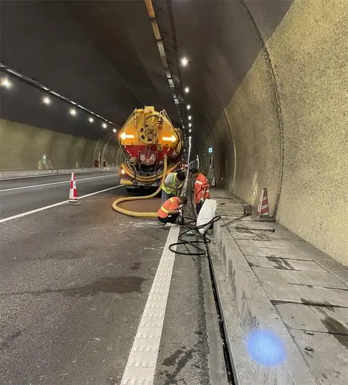 浑南隧道排水渠清淤